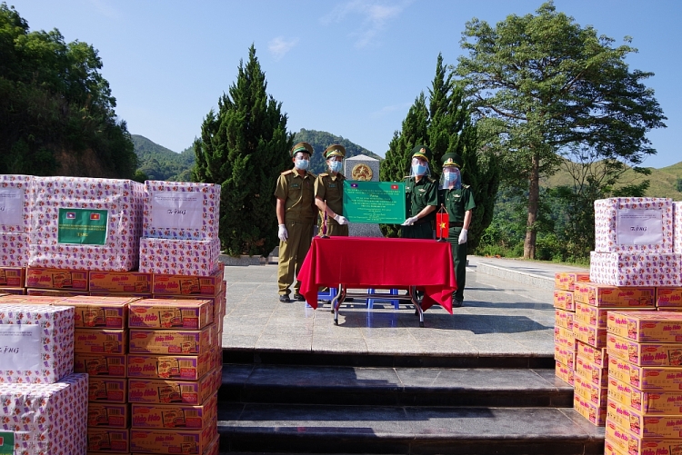 Điện Biên trao tặng vật chất phòng, chống dịch Covid-19 cho lực lượng bảo vệ biên giới Lào