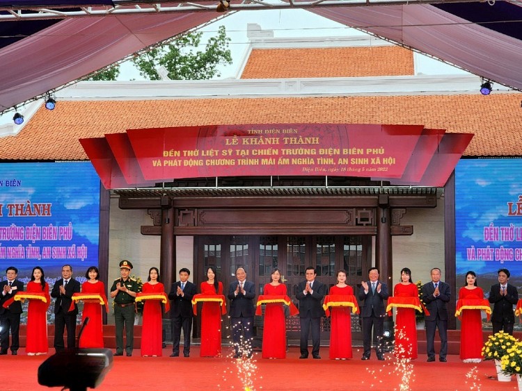 Chủ tịch nước Nguyễn Xuân Phúc cắt băng khánh thành Đền thờ Liệt sĩ tại chiến trường Điện Biên Phủ
