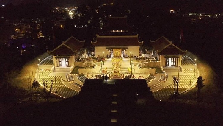 Chủ tịch nước Nguyễn Xuân Phúc cắt băng khánh thành Đền thờ Liệt sĩ tại chiến trường Điện Biên Phủ