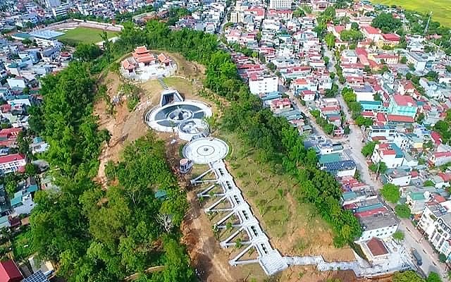 Chủ tịch nước Nguyễn Xuân Phúc cắt băng khánh thành Đền thờ Liệt sĩ tại chiến trường Điện Biên Phủ