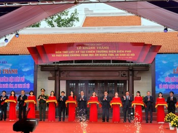 Chủ tịch nước Nguyễn Xuân Phúc cắt băng khánh thành Đền thờ Liệt sĩ tại chiến trường Điện Biên Phủ