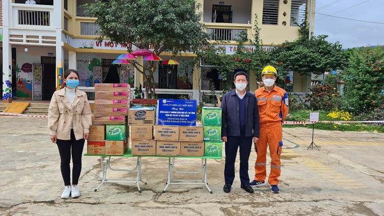 Điện lực Điện Biên hỗ trợ các trường học khu vực biên giới chống dịch Covid-19