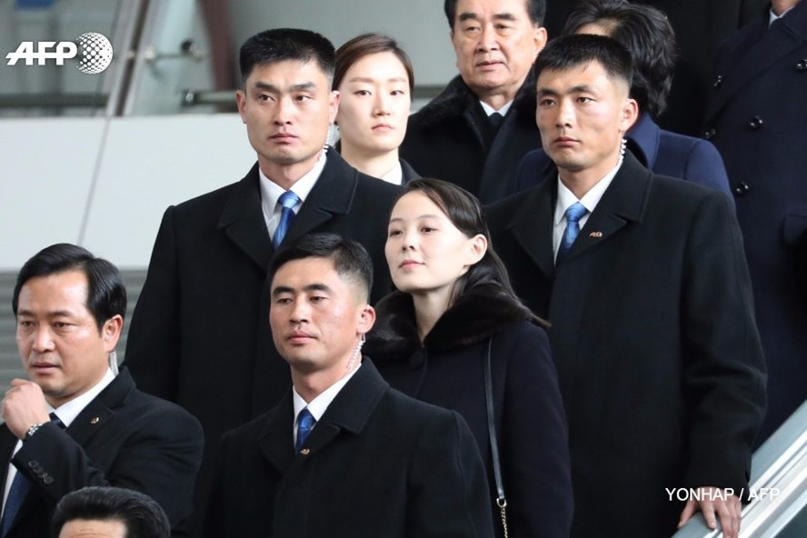 1001 em gai kim jong un