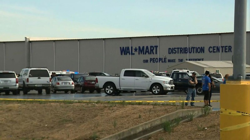 Xả súng ở Walmart: 30 vòng đấu súng nghẹt thở giữa cảnh sát và thủ phạm