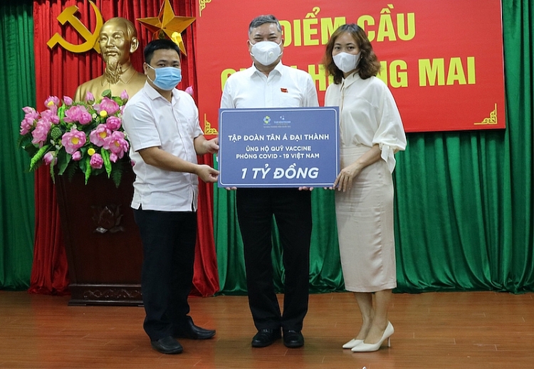 Ban lãnh đạo và CBNV Tân Á Đại Thành đóng góp 1 tỷ đồng cho quỹ vắc-xin COVID-19