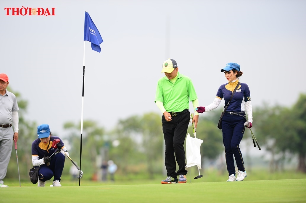 giai golf huu nghi lien xo cu va dong au 2019 da tim ra 2 golfer xuat sac nhat