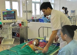 Bé trai 5 tuổi suy đa tạng vì chữa sốt bằng thuốc lá