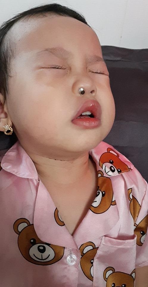 nhet hat cuom vao mui be gai khien ca nha 1 phen hu via