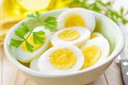 Những thực phẩm để qua đêm tuyệt đối không nên ăn