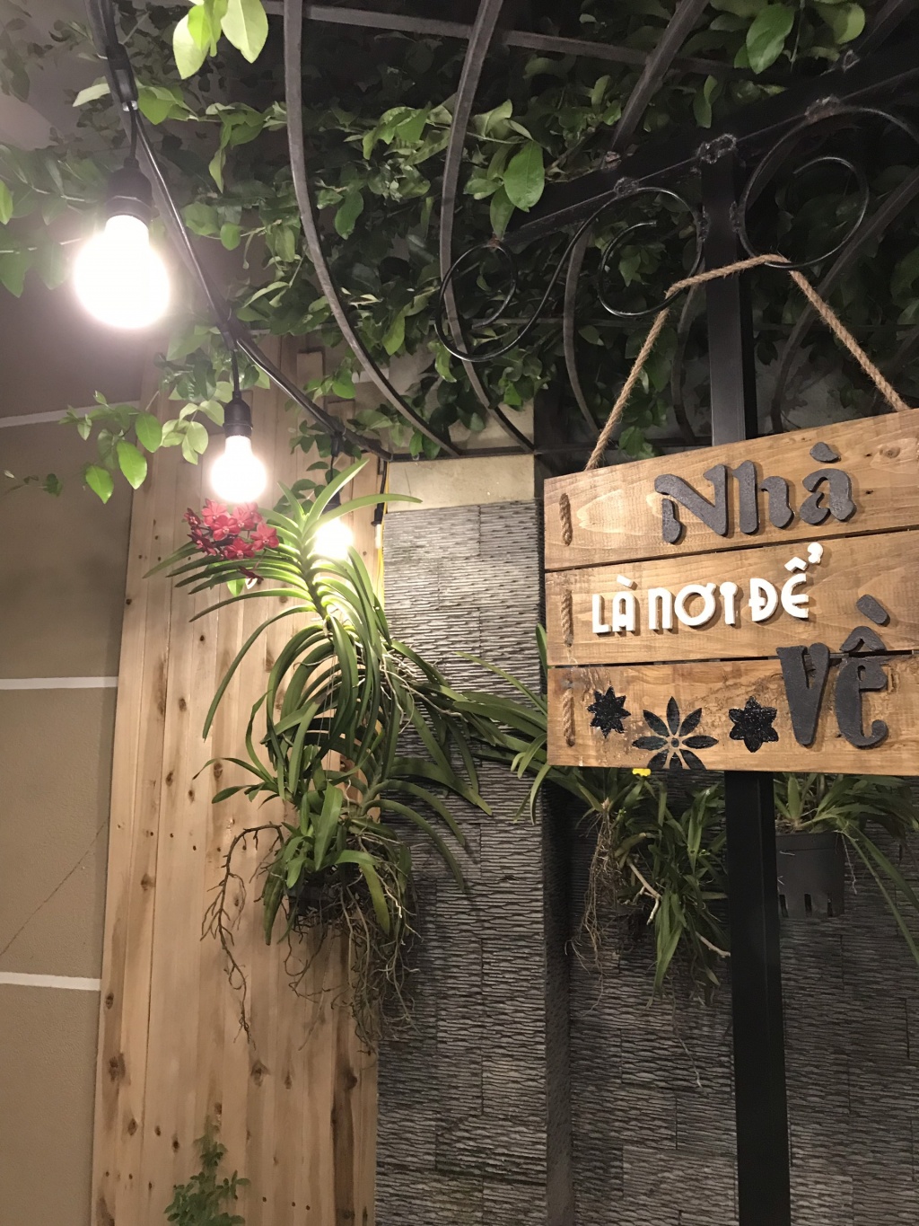 ong bo tam ly thiet ke goc san xanh mat voi xich du va hoa hong cho con gai vui choi mua he