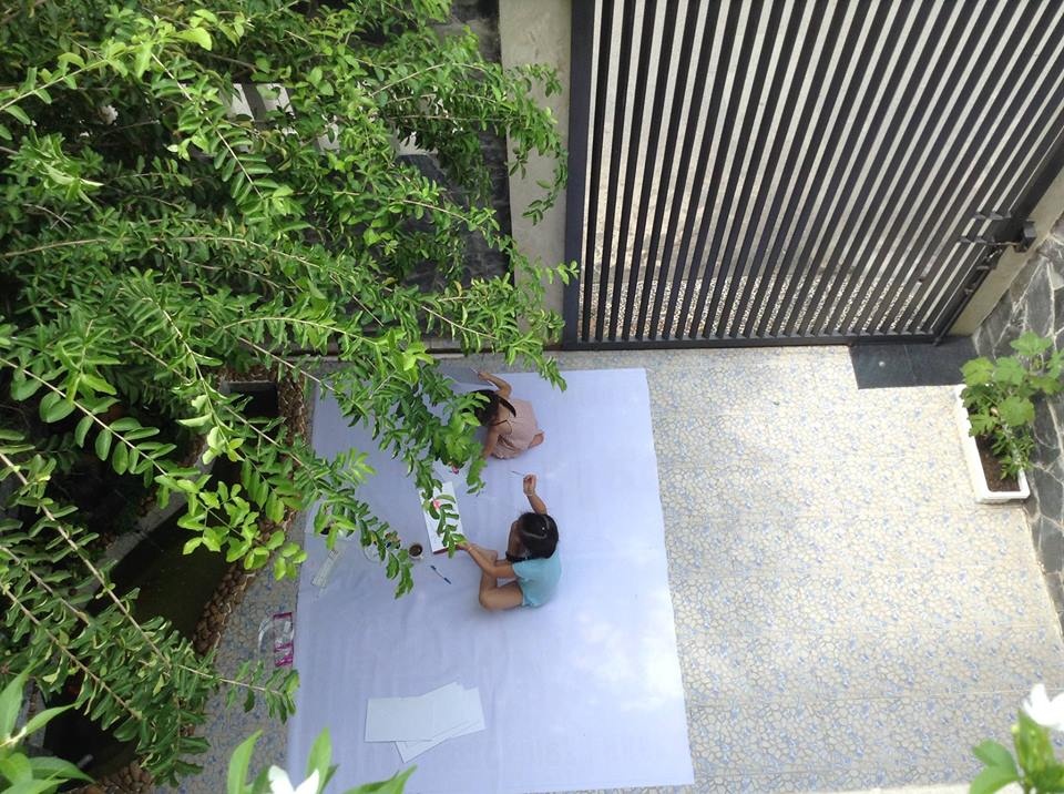 ong bo tam ly thiet ke goc san xanh mat voi xich du va hoa hong cho con gai vui choi mua he