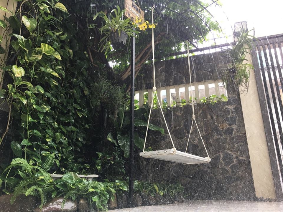 ong bo tam ly thiet ke goc san xanh mat voi xich du va hoa hong cho con gai vui choi mua he