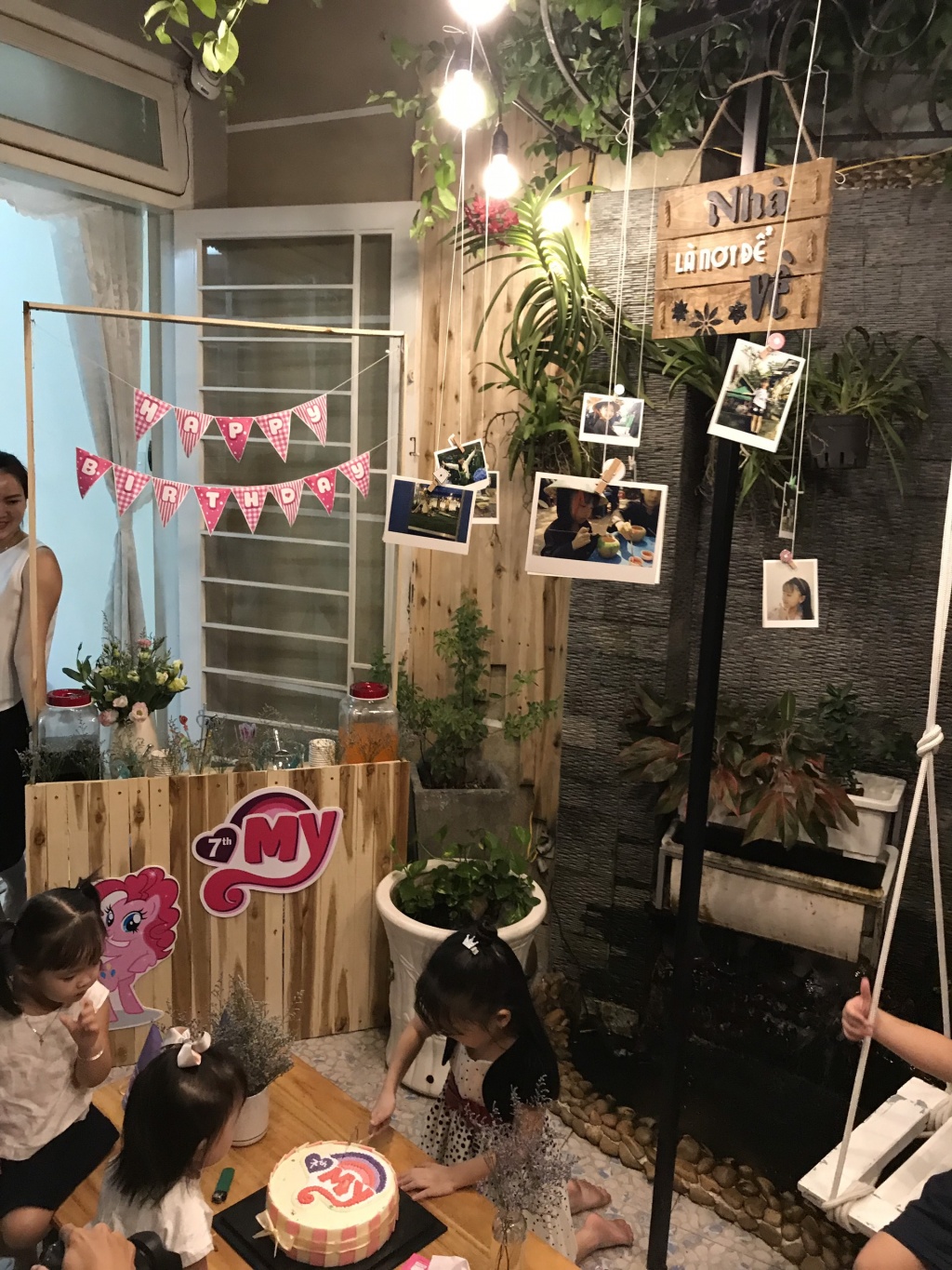 ong bo tam ly thiet ke goc san xanh mat voi xich du va hoa hong cho con gai vui choi mua he