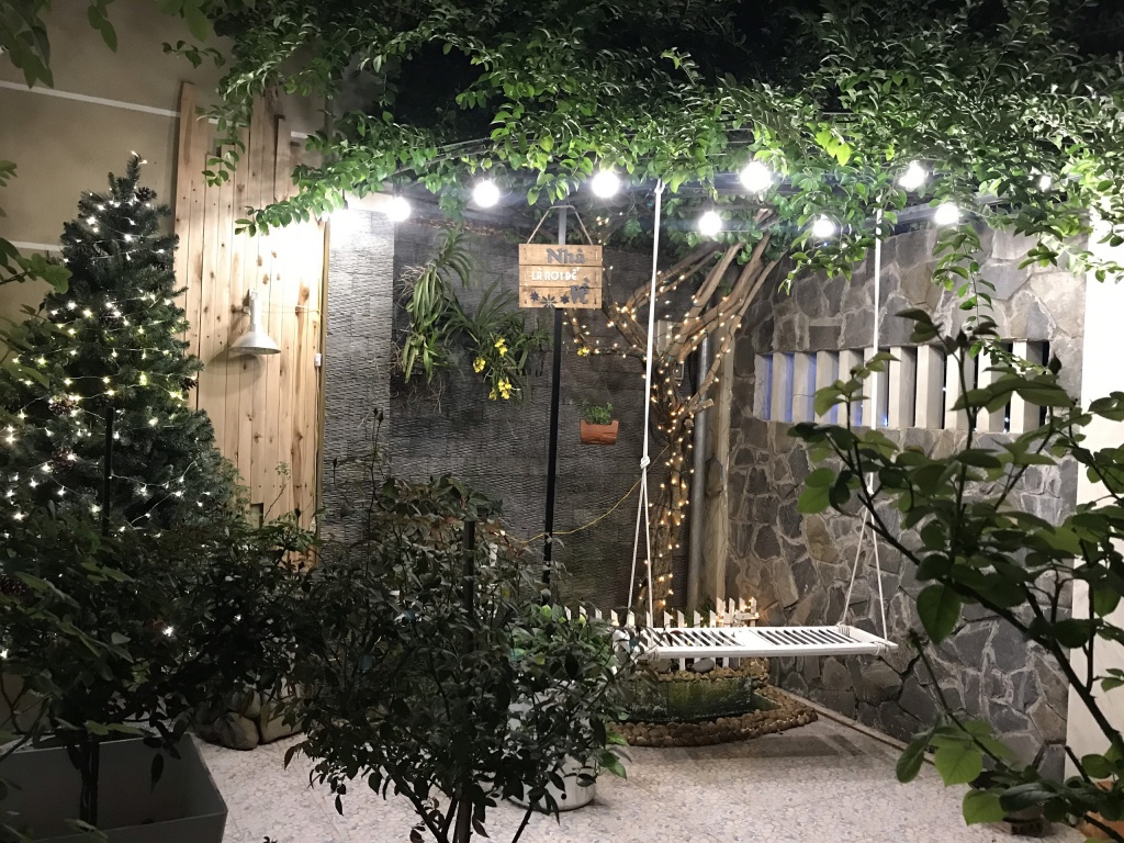 ong bo tam ly thiet ke goc san xanh mat voi xich du va hoa hong cho con gai vui choi mua he