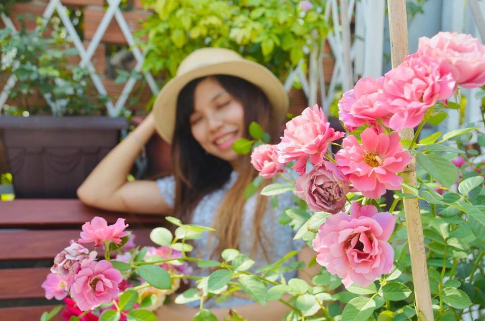 ban cong thieu nang van ruc ro huong sac hoa hong cua co nang 8x o sai gon