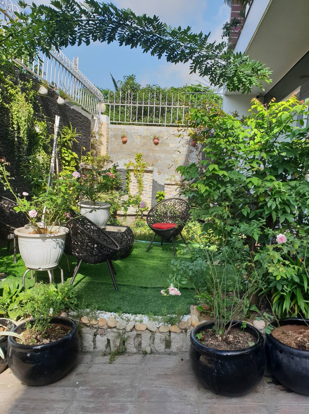 Sân thượng 200m2 ngỡ như vườn cây lá xanh tươi mướt mắt ở quận 12, TP. HCM Sân thượng 200m2 ngỡ như vườn cây lá xanh tươi mướt mắt ở quận 12, TP. HCM