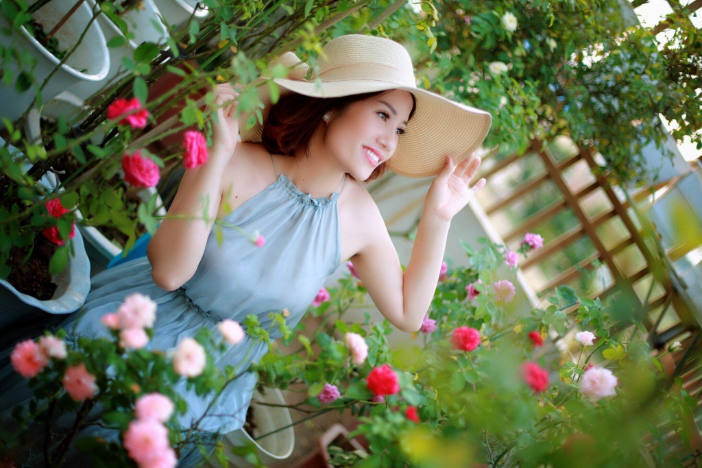 Sân thượng nhỏ “chứa” cả trăm gốc hồng đẹp mê hoặc của mẹ ba con xứ Thanh san thuong nho chua ca tram goc hong dep me hoac cua me ba con o ha noi