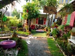 Khu vườn 200m2 trang trí hút mắt từ việc tận dụng đồ cũ của bà mẹ yêu thiên nhiên ở TP HCM