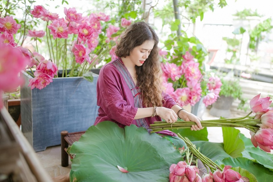 Người phụ nữ "nặng lòng" nâng niu mang cả hương sen Hà Nội vào tổ ấm Người phụ nữ