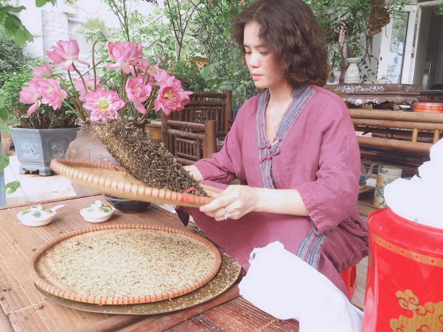 Người phụ nữ "nặng lòng" nâng niu mang cả hương sen Hà Nội vào tổ ấm Người phụ nữ