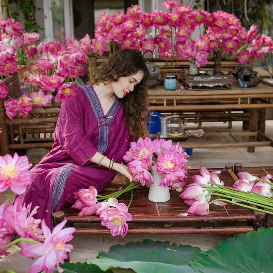 Người phụ nữ "nặng lòng" nâng niu mang cả hương sen Hà Nội vào tổ ấm Người phụ nữ