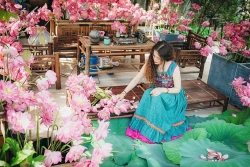 Người phụ nữ "nặng lòng" nâng niu mang cả hương sen Hà Nội vào tổ ấm