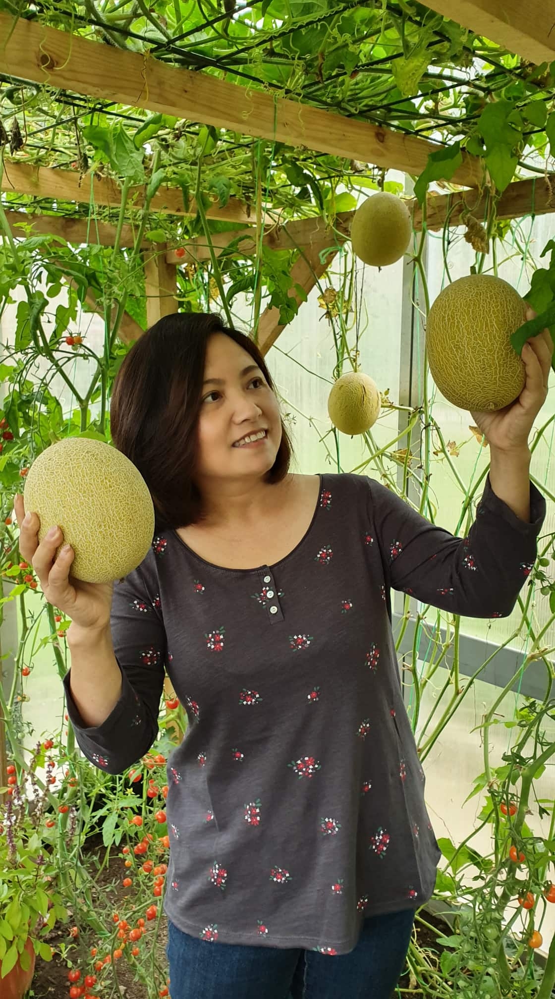 Khu vườn 1000m2 đầy hoa thơm trái ngọt của cặp vợ chồng người Việt ở Đức khu vuon 1000m2 day hoa thom va trai ngot nho ban tay dam dang trong trot cham bon cua cap vo chong nguoi viet o duc