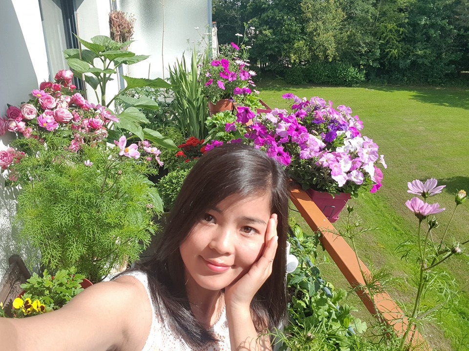 Ban công nhỏ xíu vẫn đẹp như cổ tích nhờ "thảm hoa" rực rỡ ban cong nho xiu van dep nhu co tich nho tham hoa ruc ro