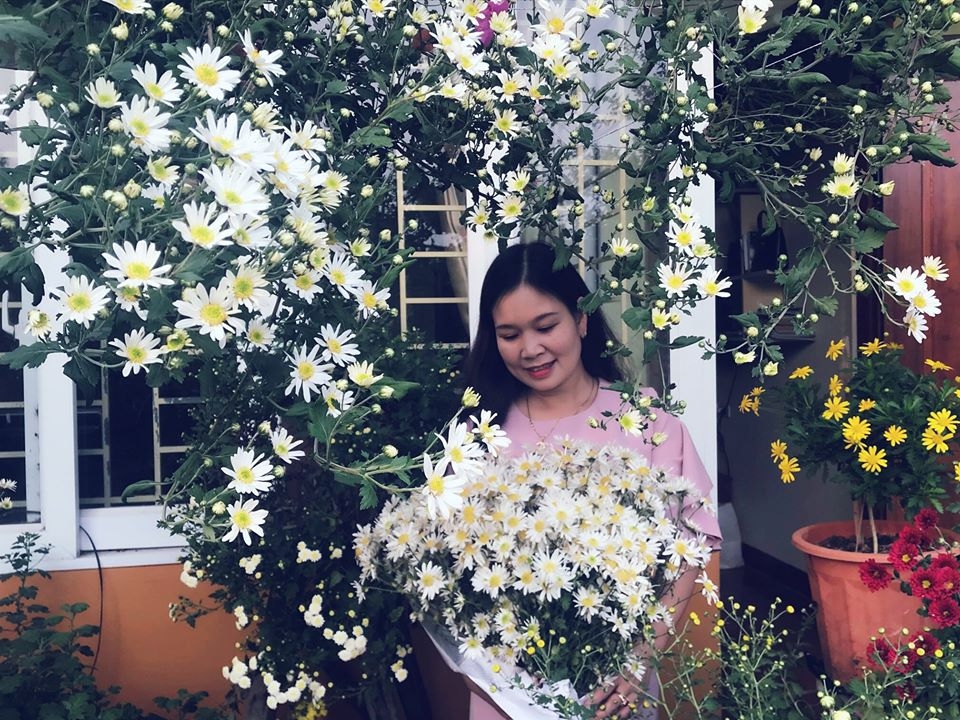 Ngắm những khóm cúc nở rộ bên hiên nhà của cô giáo ở Vĩnh Phúc ngam nhung khom cuc no ro ben hien nha cua co giao o vinh phuc