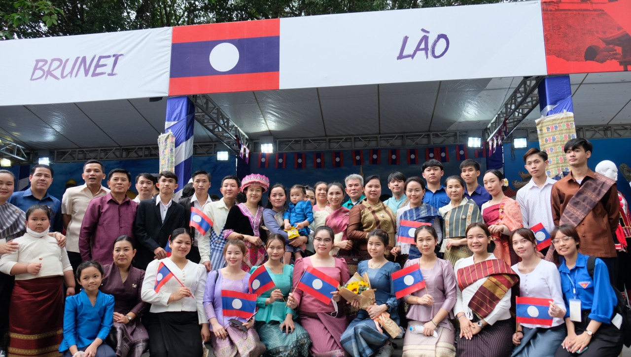 Gian hàng văn hóa của các đại biểu thanh niên các nước