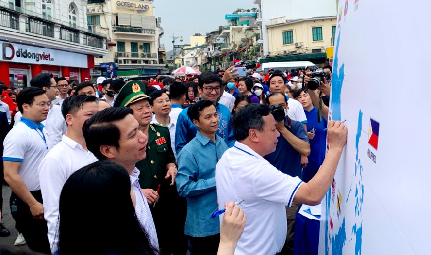 Phó Bí thư Thành ủy Hà Nội Nguyễn Văn Phong cùng các đại biểu ký tên lưu niệm “Vì một Đông Nam Á mạnh khỏe và đoàn kết”.