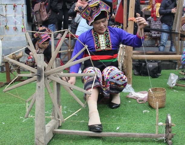 Ý nghĩa hoa văn trên trang phục truyền thống dân tộc Lào