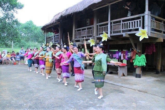 Ý nghĩa hoa văn trên trang phục truyền thống dân tộc Lào