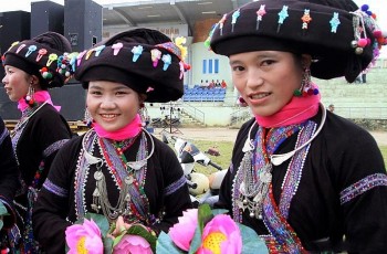 y nghia hoa van tren trang phuc truyen thong dan toc lao