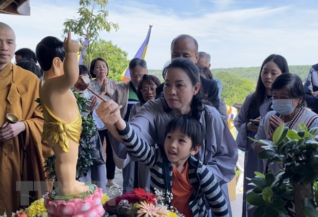Kiều bào tại Pháp kỷ niệm Đại lễ Phật đản 2566 tại Trúc Lâm Thiền Viện | Người Việt bốn phương | Vietnam+ (VietnamPlus)
