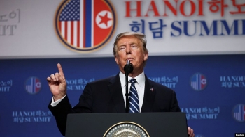 Trước khi rời nhiệm sở, Tổng thống Trump bất ngờ gia hạn 2 lệnh cấm nhập cư