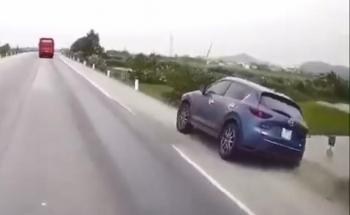 Camera giao thông: Tài xế mất lái, ô tô 'hạ bay' loạt cột mốc ven đường