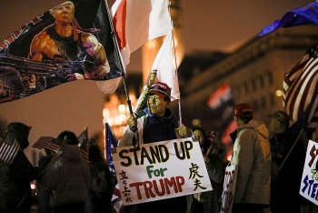 Người ủng hộ ông Trump xô xát với an ninh, Washington căng thẳng trước giờ 