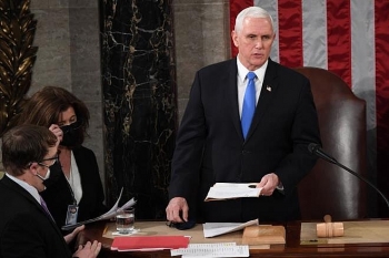 Phó Tổng thống Mike Pence không nghe điện thoại kêu gọi phế truất ông Trump