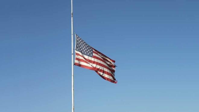 Vì sao Tổng thống Trump lệnh treo cờ rủ trên diện rộng?