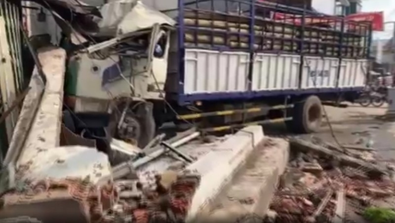 Tin tức tai nạn giao thông nổi bật ngày 26/1: Tránh máy xúc sang đường ẩu, nam thanh niên 