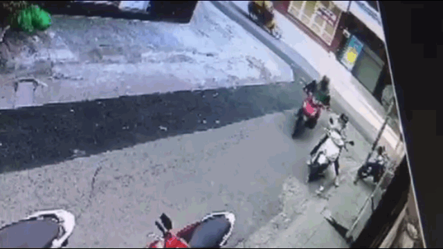 Video: Cướp táo tợn giật điện thoại giữa ban ngày