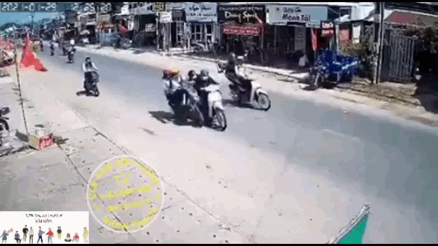 video cuop tao ton giat do keo 2 nu sinh nga vang xuong duong
