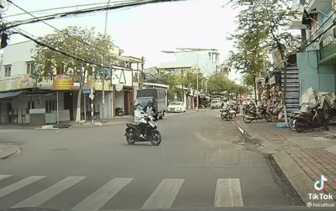 Camera giao thông: Va chạm rồi ngã xuống đường, nam thanh niên có hành động khá 