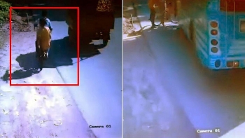 Camera giao thông: Tài xế xe buýt phản xạ xuất thần cứu mạng hai em bé đi xe đạp
