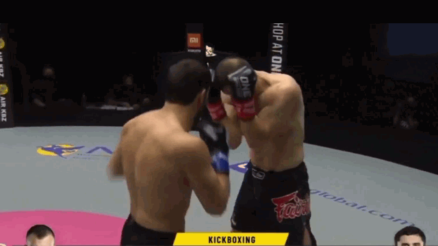 video dinh cu knock out kinh hoang khi vua nhap tran vo si bat tinh tai cho