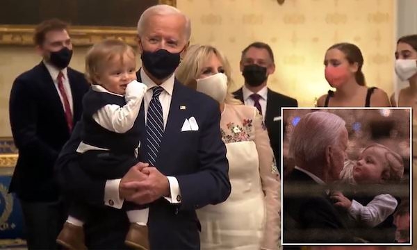 Ông Biden mang món đồ nội thất đặc biệt từ tư gia đến Nhà Trắng để lắp đặt cho cháu trai
