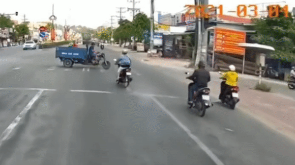 Camera giao thông: Vượt đèn đỏ, xe máy tông lật xe ba gác ở Bình Dương