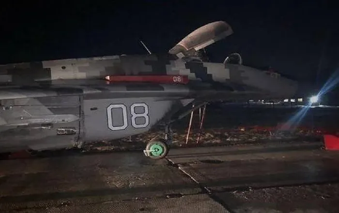 Báo Mỹ công bố ảnh tiêm kích MiG-29 Ukraine cháy đen vì bị ô tô đâm