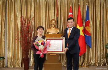 trao huan chuong huu nghi va ky niem chuong vi hoa binh cho cuu dai su singapore tai viet nam